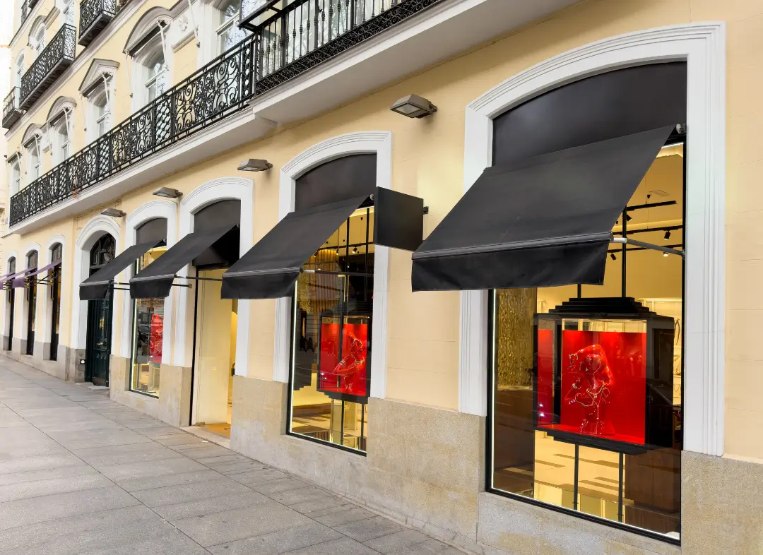 Façade vitrine de magasin en aluminium sur mesure à Bellevigny